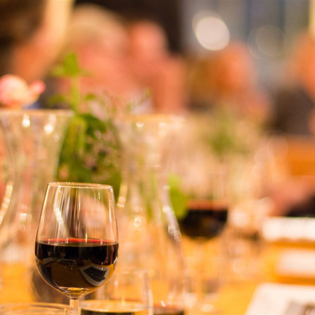 Rotwein in Gläsern auf dem Tisch