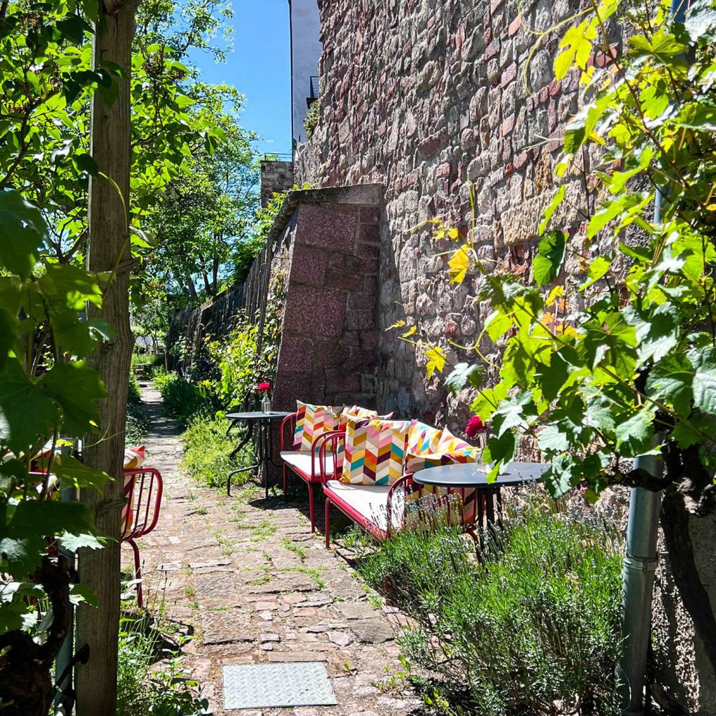 Bank an der Burgmauer