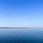 Anreise nach Spiekeroog: die Insel nur ein Strich, der Himmel und Meer teilt.